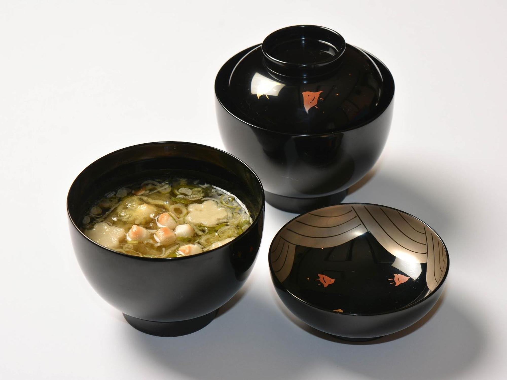 가나자와 하쿠초로 호텔 산라쿠 외부 사진 A chawan (left), chawanmushi (middle), and a chashaku (right)